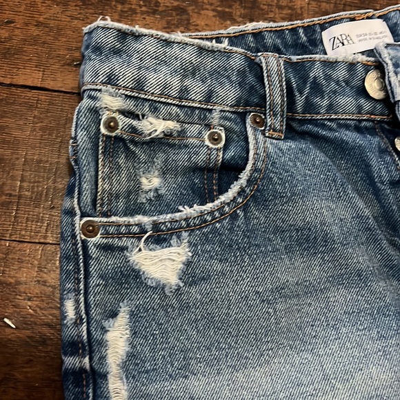 Zara Women’s Distressed Denim Shorts - Picture 3 of 6